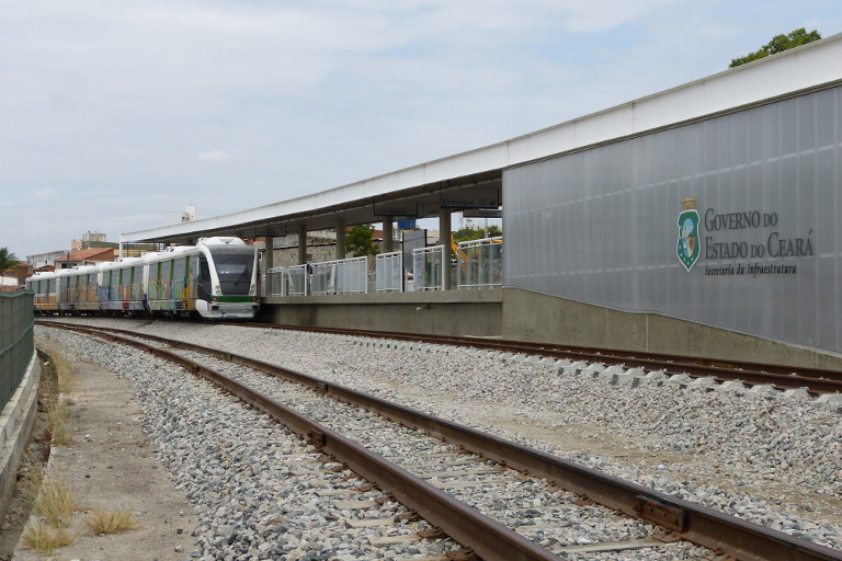 Estação do VLT na Expedicionários é ponto para observação de aviões em  Fortaleza